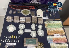 Imagen de la droga y el dinero incautados en la operación en Vélez-Málaga.