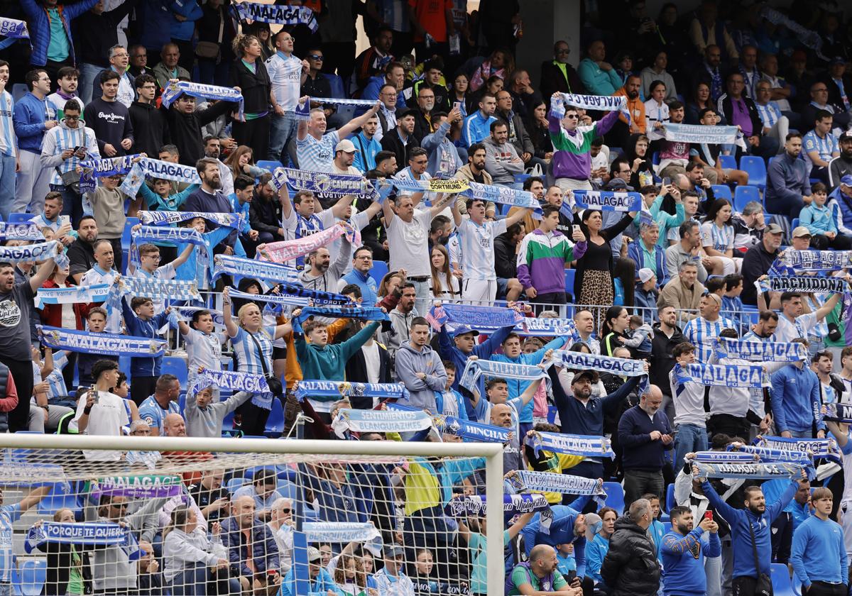 Aficionados del Málaga animan en las gradas de La Rosaleda durante el último partido contra el Murcia.