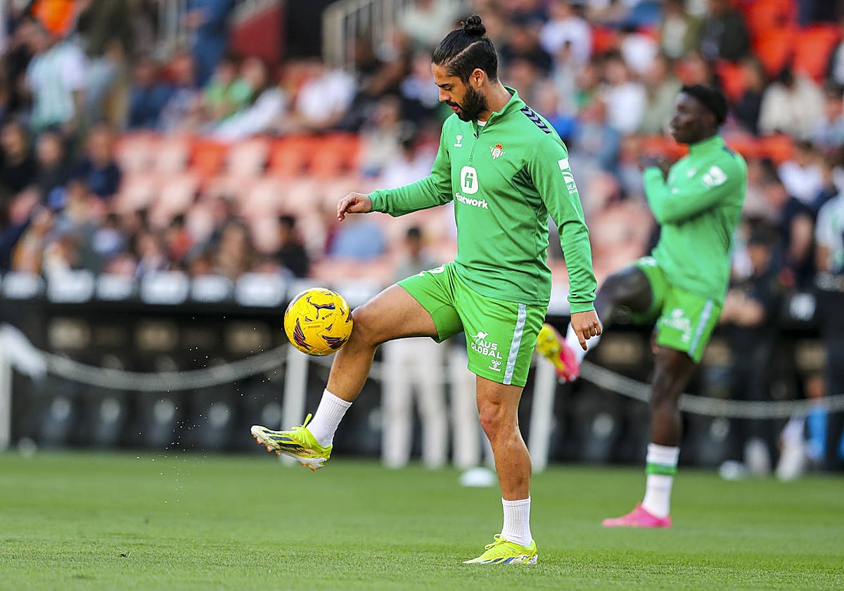 Isco, en un ejercicio de calentamiento en un partido del Betis.