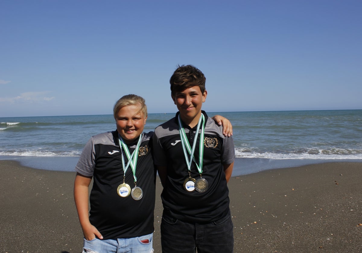 Luka Pavlovskyy, de 12 años, y Aleks Todorov, de 14 años, en la playa de La Carihuela, donde el viernes 19 de abril, rescataron a 3 personas.