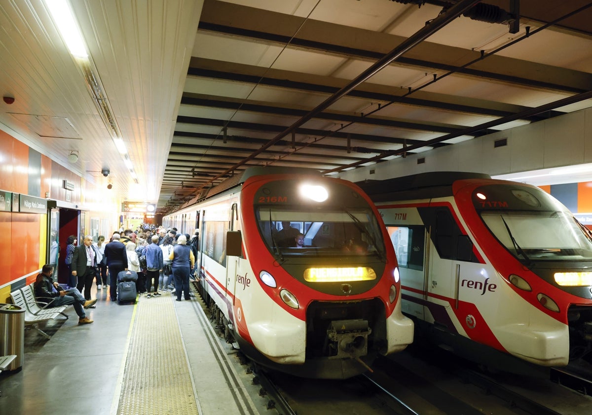 Convoyes del tren de Cercanías en la estación de la capital.