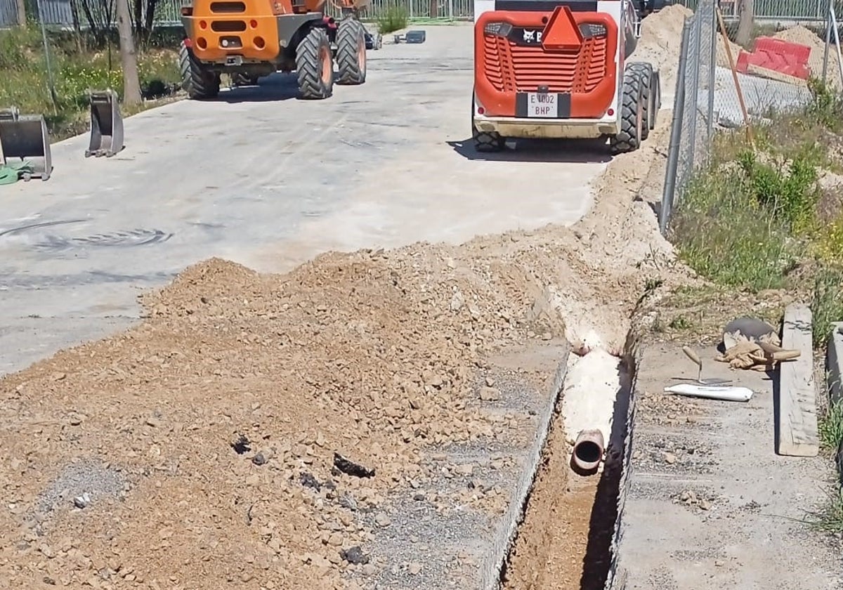 Comienzo de los trabajos para conectar la red de saneamiento de Peralta con Taralpe y, de ahí, llevar las aguas residuales a la depuradora del Guadalhorce, en Málaga.