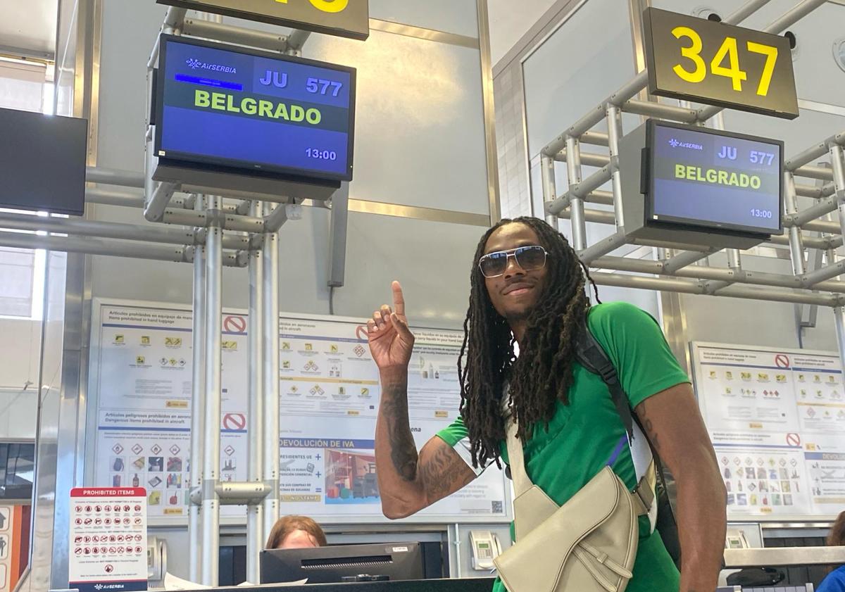 Imagen principal - El equipo, esta mañana en el aeropuerto.