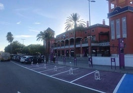 La nueva zona de estacionamientos está delante de la fachada principal.