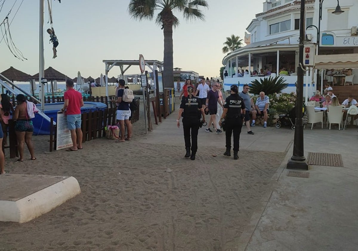 Agentes de la Policía Local en una zona hostelera de Mijas.