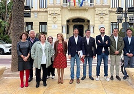 Dani Pérez, con los concejales socialistas, a la puerta del Ayuntamiento de Málaga.