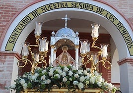 La Bajada de la Virgen de los Remedios, patrona de Cártama desde la ermita.