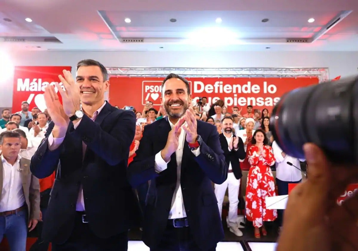 Pedro Sánchez y Dani Pérez en un acto electoral en Málaga.