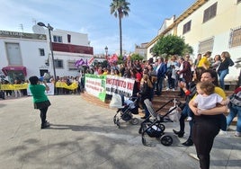 Participantes en la protesta celebrada este miércoles ante la Casa de la Cultura de Arroyo de la Miel.