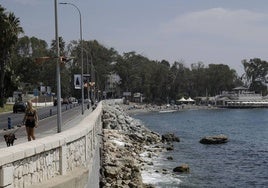 Escollera del paseo marítimo de los Baños del Carmen, que se convertirá en una nueva playa.