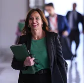 Rocio Díaz se dirige a la comisión parlamentaria.