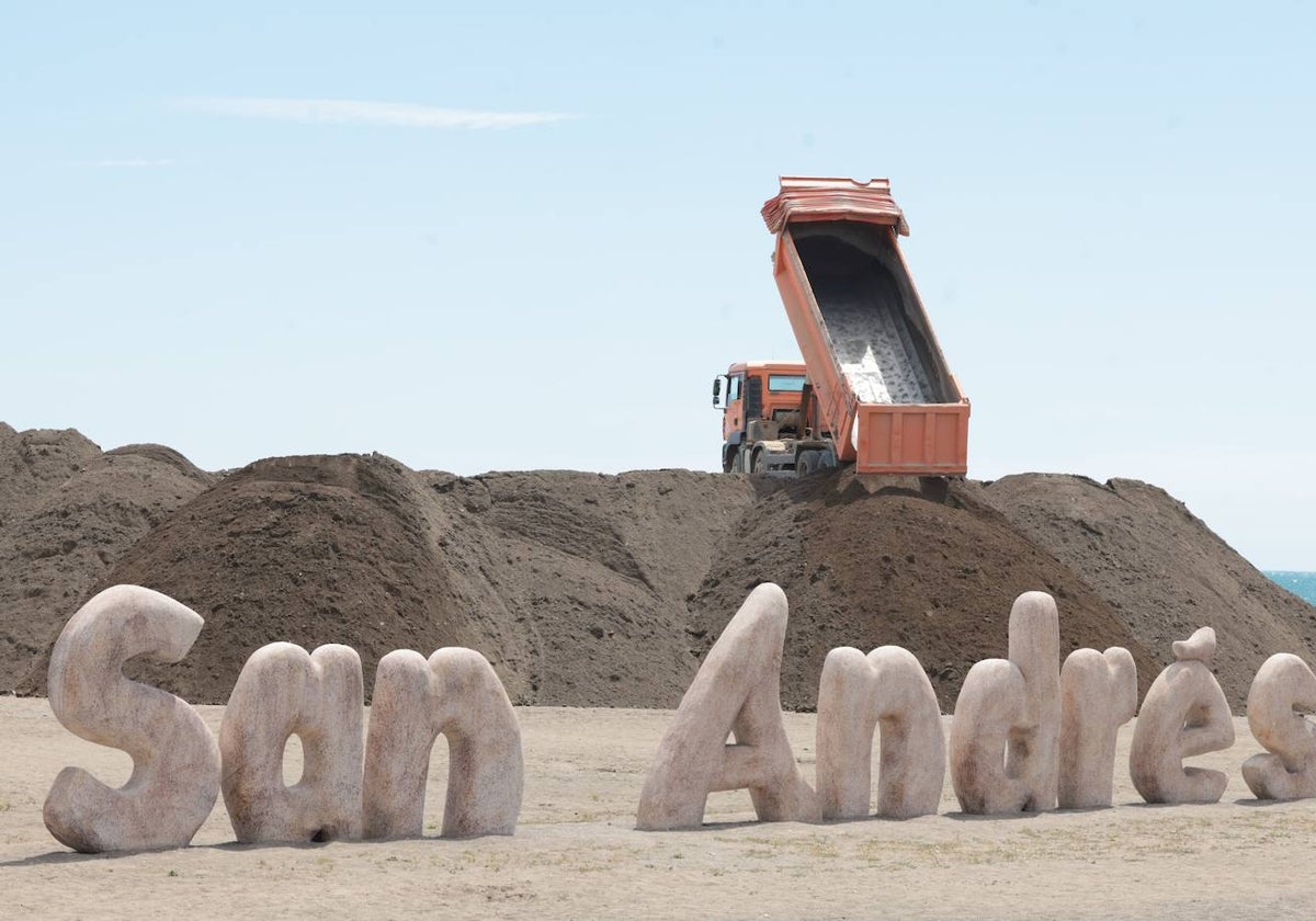 Un camión trabajando en el acopio en la playa este mismo jueves.