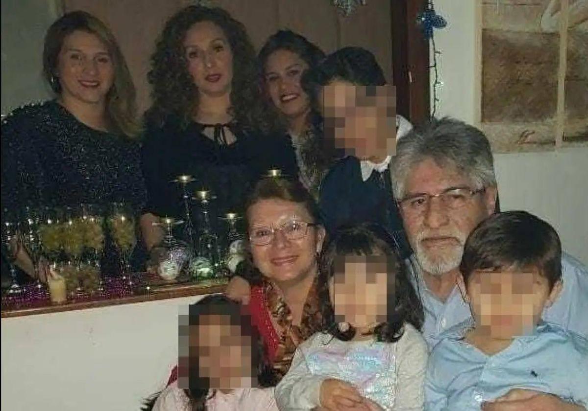 Mario Sauco, la última Navidad que pasó junto a su familia, con sus tres hijas al fondo.