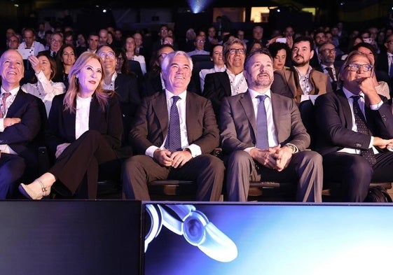 Carolina España, junto a Santiago Satrústegui, presidente de EFPA, y Rodrigo Buenaventura, presidente de la CNMV.