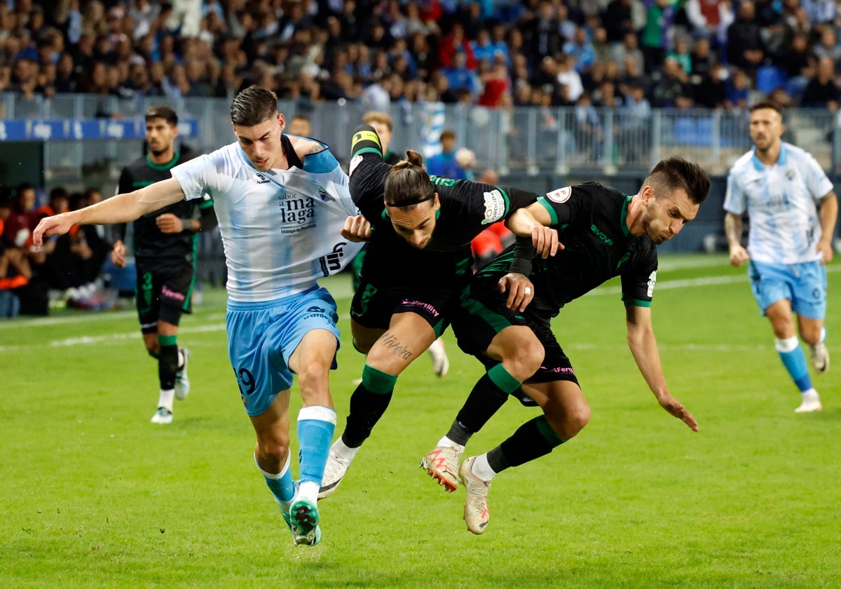 Roberto, sujetado por la camiseta en el duelo ante el Córdoba de la primera vuelta .