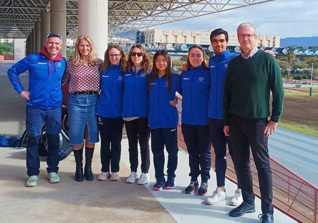 Comino, junto a más atletas de la Universidad de Málaga, antes del Campeonato de Albacete.