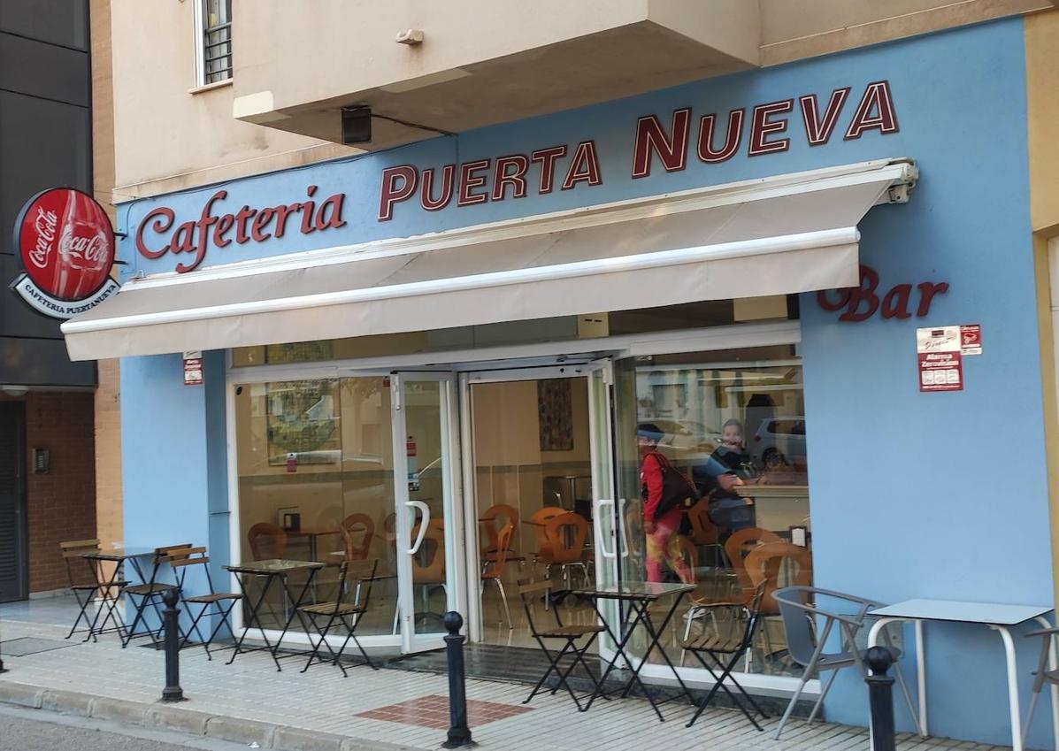 Imagen secundaria 1 - Lomo a la sartén, pimientos y un huevo: el mollete que más se pide en un bar de desayunos de Vélez