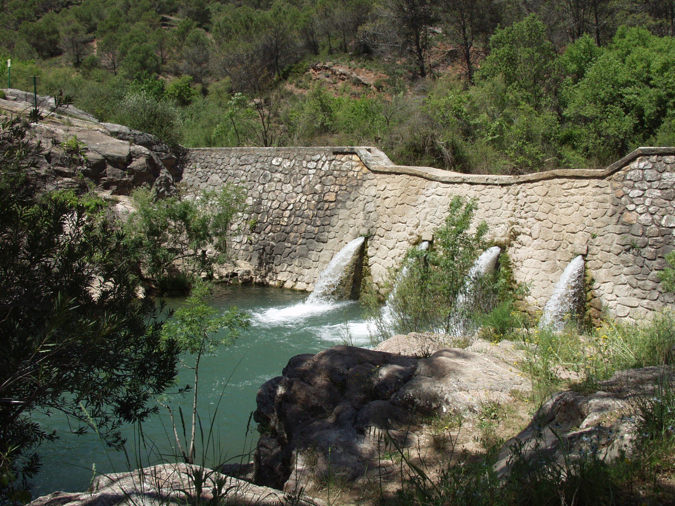 La presa del Dique crea una gran poza de agua en el primer tramo por El Burgo.