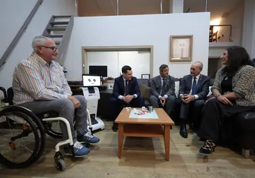 Félix Doménech, en el salón de su casa, con 'Fermín', el presidente de la Junta, el rector de la UMA y el alcalde de Málaga.