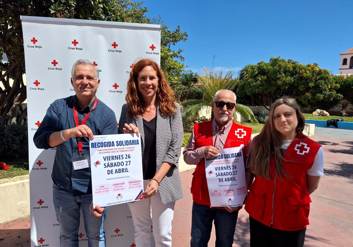 La concejala, junto a voluntarios de Cruz Roja, en la presentación de la campaña.