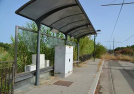 Imagen del sistema tranviario de Vélez-Málaga, que ha sido vandalizado tras doce años sin uso.