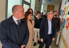 El alcalde Manuel Barón y el presidente de la Diputación Francisco Salado visitando el colegio que EDAU dispone para TEA en Antequera