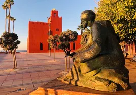 Vista de la escultura de Ibn-Albaytar junto al castillo El Bil Bil, en Benalmádena.