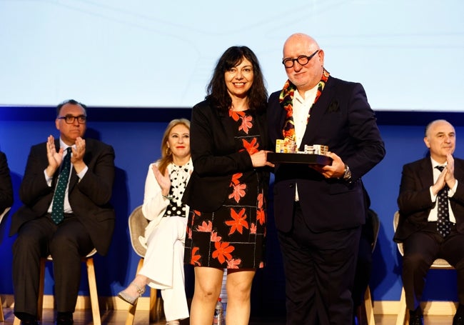 Antonoi Suárez Chamorro, con María del Mar Díaz Gómez, vicesecretaria Académica.