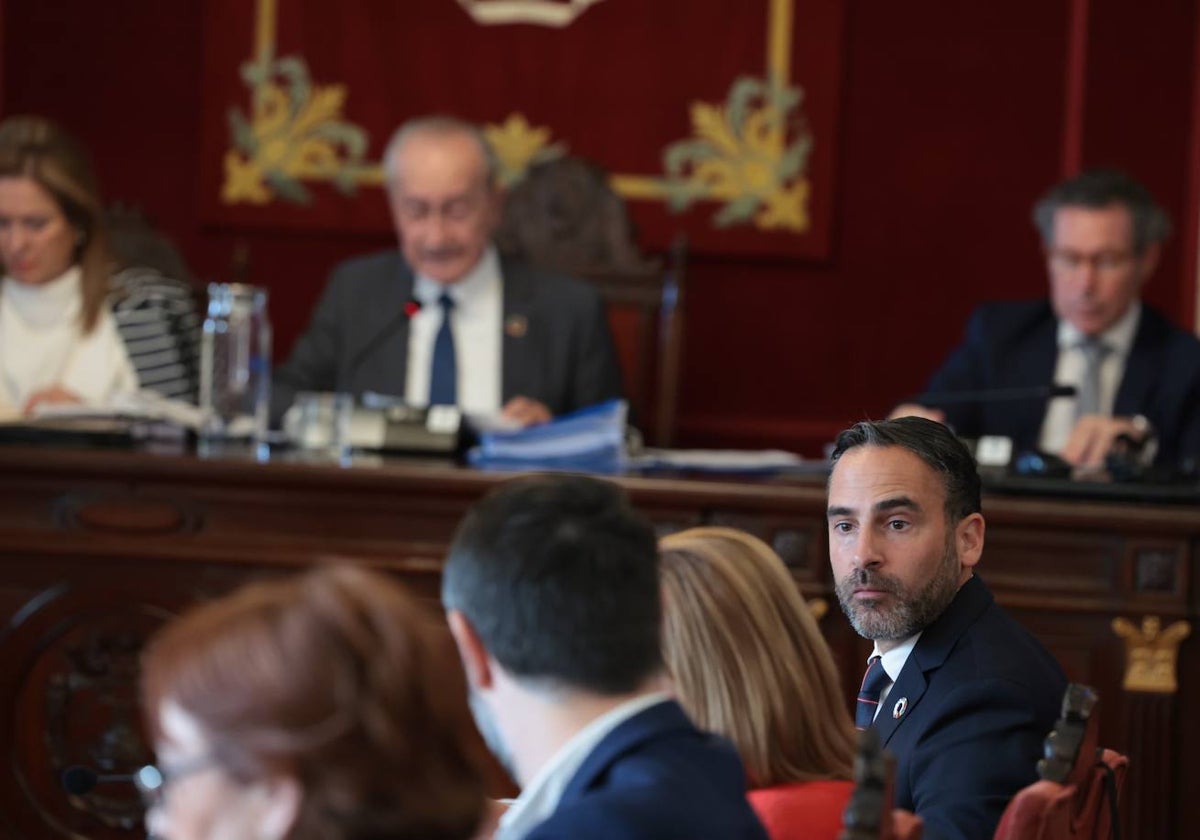 Daniel Pérez, en primer término, durante el pleno de ayer en el Ayuntamiento.