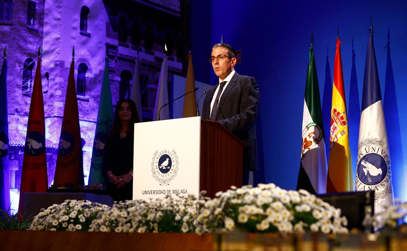 Reconocidos en la gala: Ana María Sánchez Tejeda, primera mujer decana de la Facultad; Guillermina Martín Reyes, primera mujer catedrática de la UMA; Sergio Corral Delgado, director de la Fundación Unicaja; Juan Ignacio Zafra Becerra, director territorial de CaixaBank en Andalucía; Daniel Pastor Vega, promotor de la Fundación «Daniel Pastor»; Antonio Suárez Chamorro, artista plástico, Carolina España Reina, consejera de Economía, Hacienda y Fondos Europeos. Arturo Bernal Bergua. Consejero de Turismo, Cultura y Deporte; Alberto Garzón Espinosa, ha sido ministro de Consumo y coordinador de IU. Isidro Rubiales Gil, consejero delegado de Unicaja Banco; José Manuel Rando Cano, Comisario jefe de Marbella; Rafael Pérez Peña, decano del Cuerpo Consular y es Cónsul de Portugal; Teresa Dabán Sánchez, representante residente del FMI en Nepal; Fernando Hardasmal Barrera, vicepresidente de DEKRA.