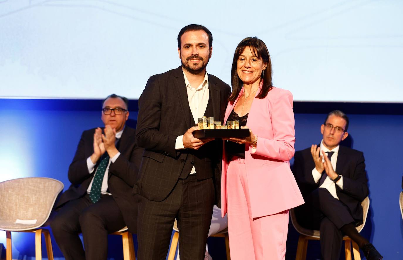 Reconocidos en la gala: Ana María Sánchez Tejeda, primera mujer decana de la Facultad; Guillermina Martín Reyes, primera mujer catedrática de la UMA; Sergio Corral Delgado, director de la Fundación Unicaja; Juan Ignacio Zafra Becerra, director territorial de CaixaBank en Andalucía; Daniel Pastor Vega, promotor de la Fundación «Daniel Pastor»; Antonio Suárez Chamorro, artista plástico, Carolina España Reina, consejera de Economía, Hacienda y Fondos Europeos. Arturo Bernal Bergua. Consejero de Turismo, Cultura y Deporte; Alberto Garzón Espinosa, ha sido ministro de Consumo y coordinador de IU. Isidro Rubiales Gil, consejero delegado de Unicaja Banco; José Manuel Rando Cano, Comisario jefe de Marbella; Rafael Pérez Peña, decano del Cuerpo Consular y es Cónsul de Portugal; Teresa Dabán Sánchez, representante residente del FMI en Nepal; Fernando Hardasmal Barrera, vicepresidente de DEKRA.