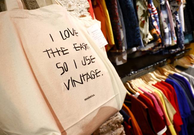 «Amo la tierra, por eso uso 'vintage'», se lee en esta bolsa en la tienda Península.