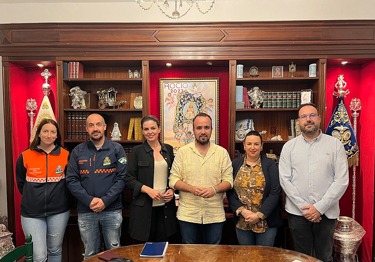 La concejala, con miembros de Protección Civil y representantes de la hermandad rociera.