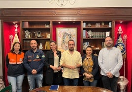 La concejala, con miembros de Protección Civil y representantes de la hermandad rociera.