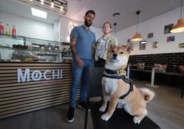 Mochi posa en el interior del local de Teatinos delante de sus dueños.