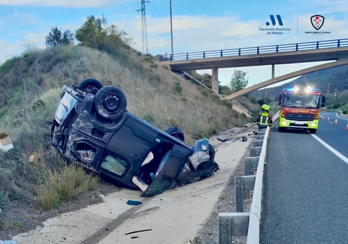 Imagen de la furgoneta siniestrada este domingo en la autovía a la altura de Maro.