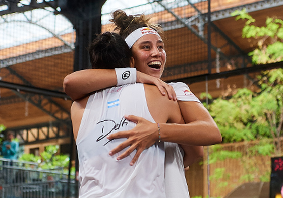 Bea González se abraza a Delfi Brea tras conquistar el P2 de Bruselas este domingo.