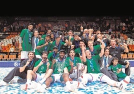 La plantilla del Unicaja celebra la Eurocup ganada en Valencia.