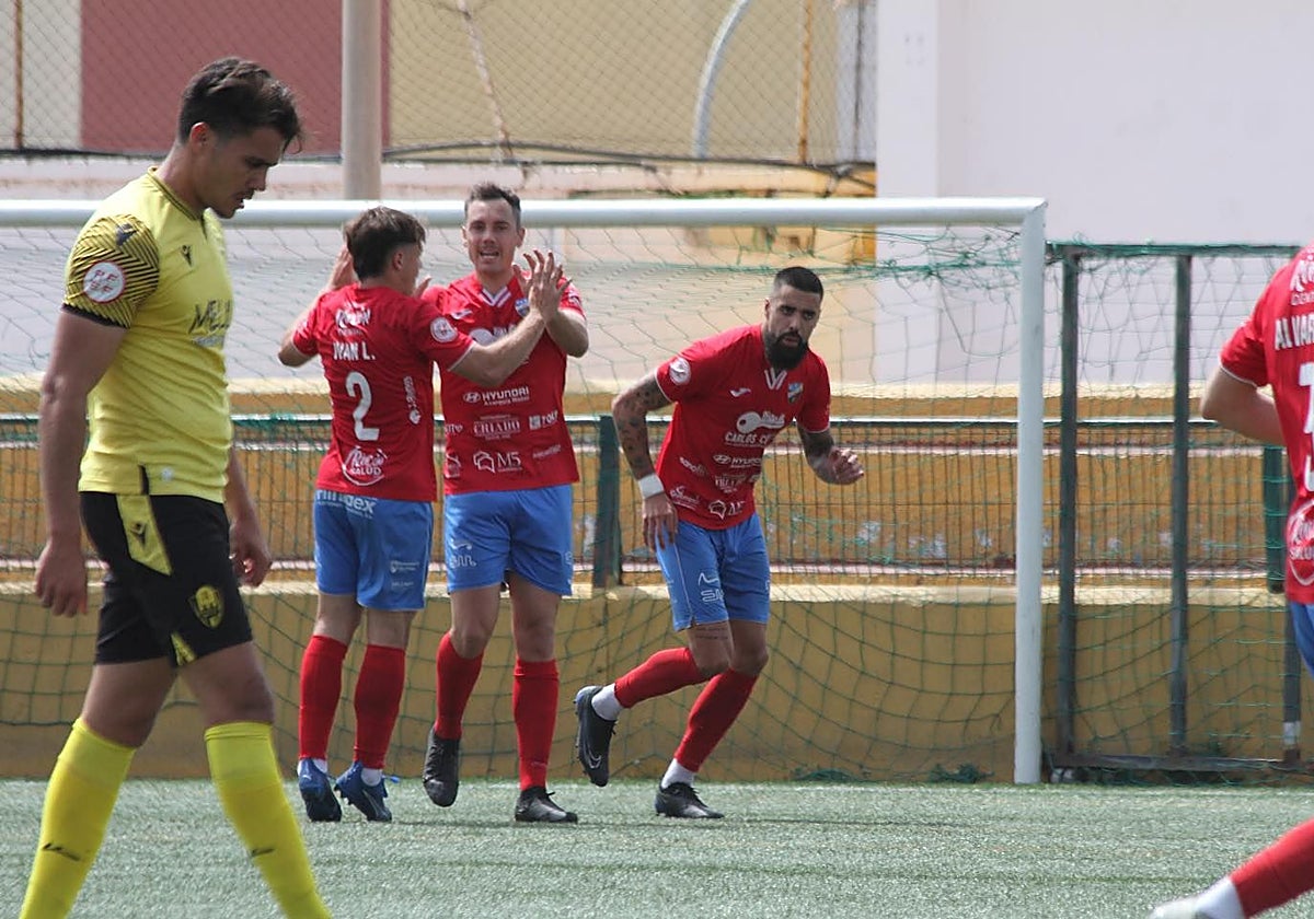 Antonio López celebra el gol conseguido en Melilla.