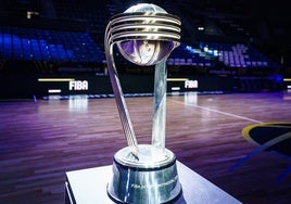 EL trofeo de la Copa Intercontinental de la FIBA.