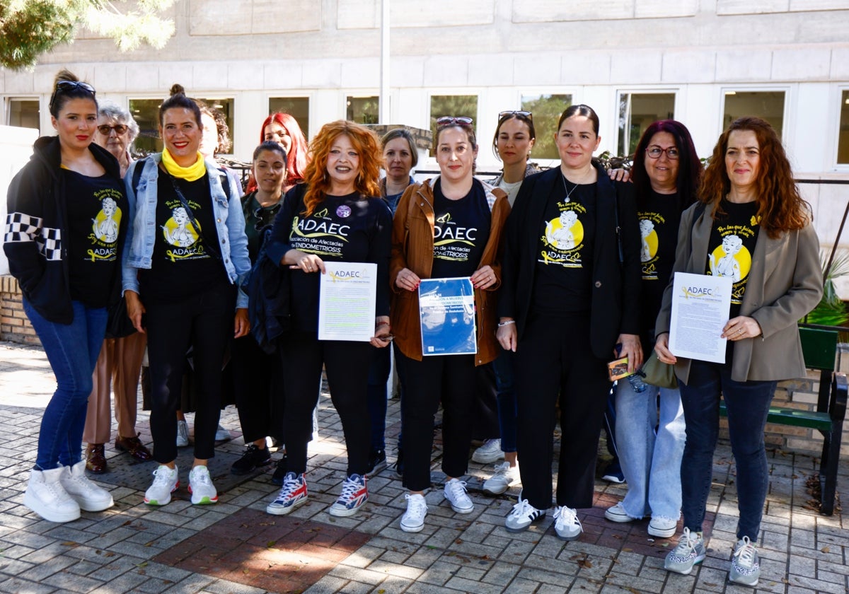 Mujeres que padecen endometriosis, este lunes, frente al Hospital Materno.