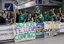 La copa de la Champions, recibida por 200 valientes en el aeropuerto de Málaga