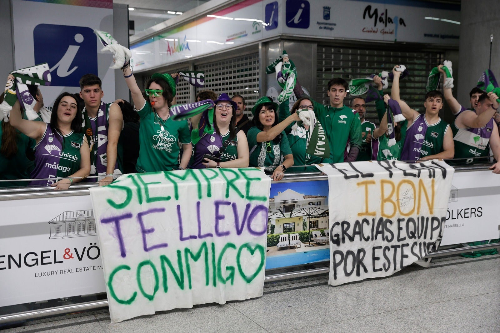 La copa de la Champions, recibida por 200 valientes en el aeropuerto de Málaga