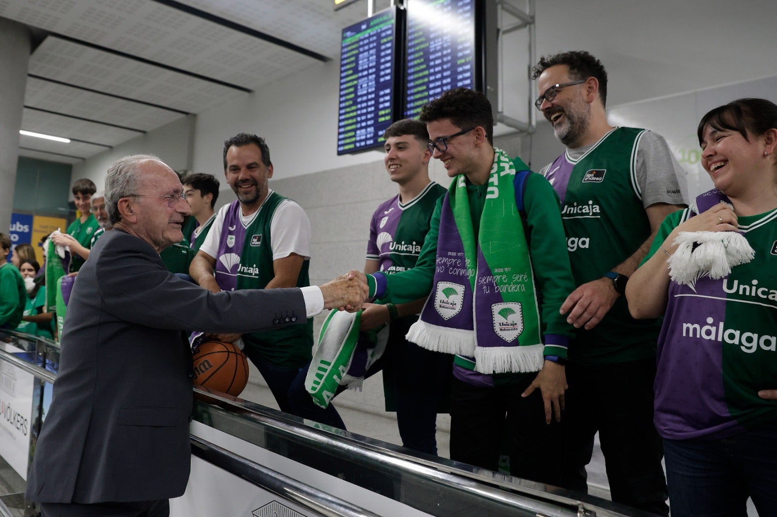 La copa de la Champions, recibida por 200 valientes en el aeropuerto de Málaga