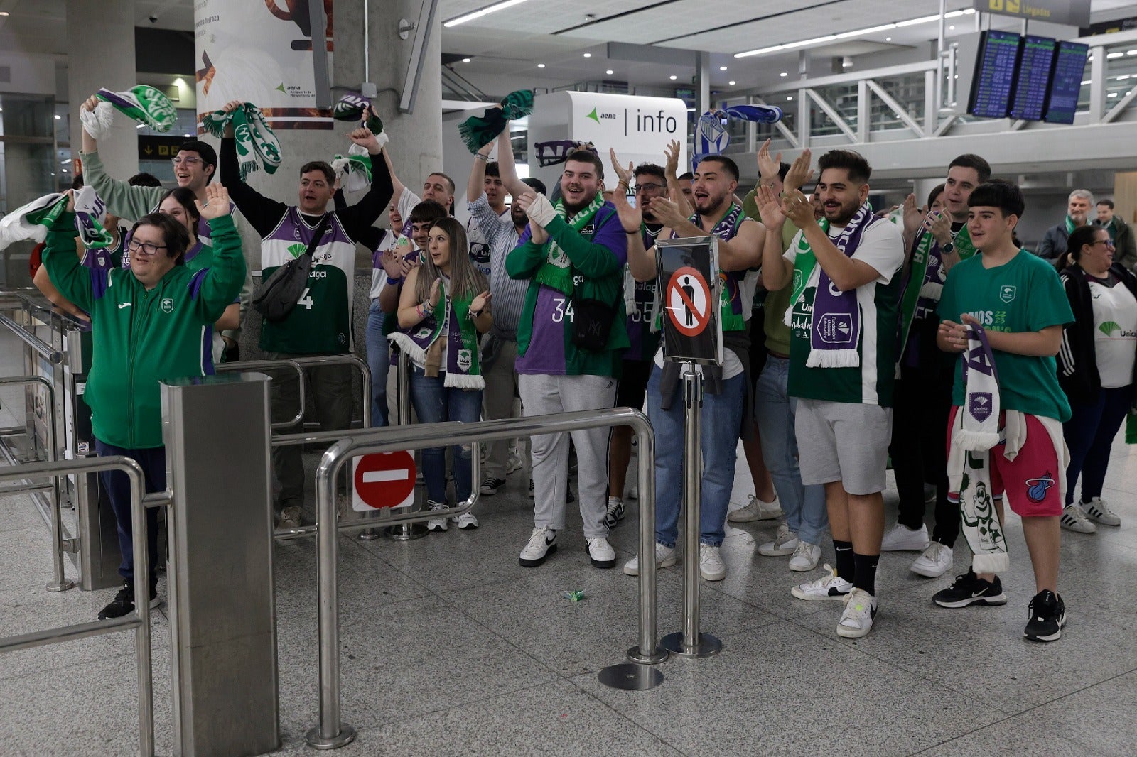 La copa de la Champions, recibida por 200 valientes en el aeropuerto de Málaga