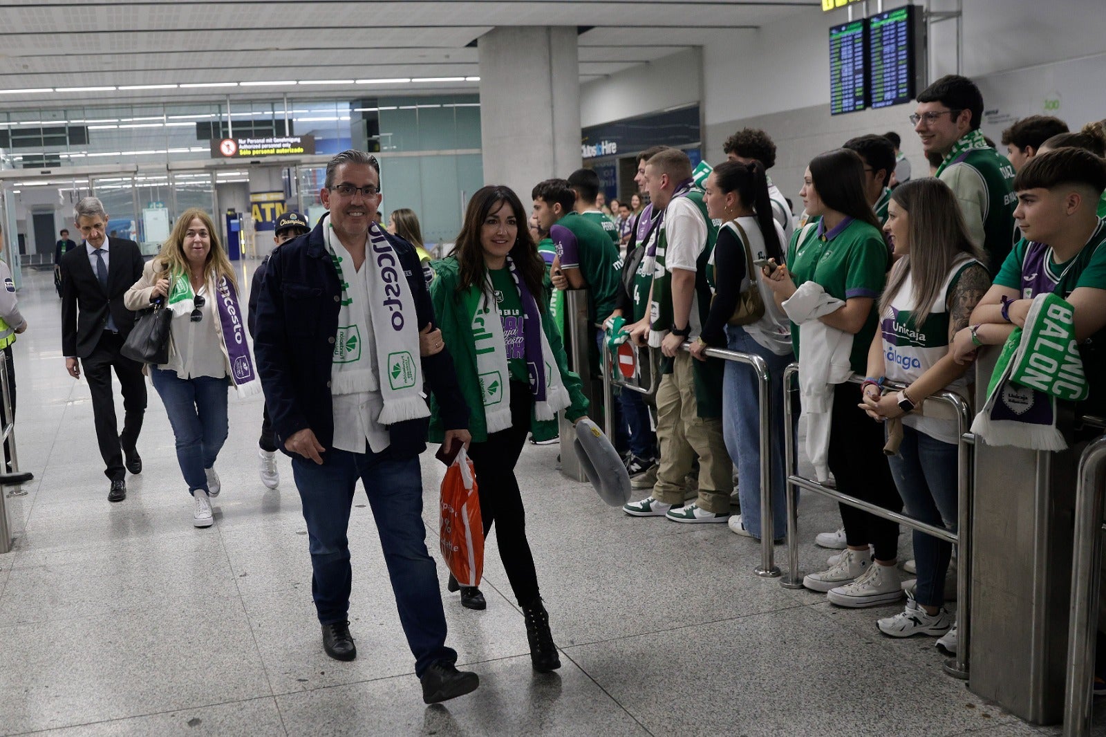 La copa de la Champions, recibida por 200 valientes en el aeropuerto de Málaga