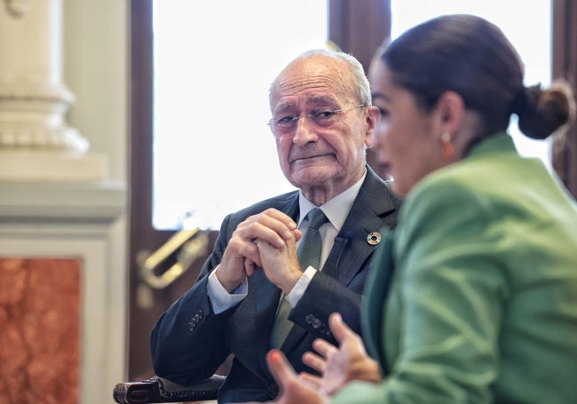 De la Torre, escuchando a Vázquez durante el encuentro.