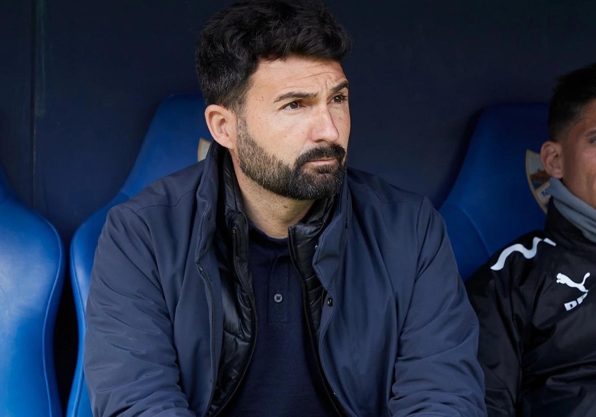 El entrenador Guillermo Fernández Romo cuando visitó La Rosaleda con el Ibiza.