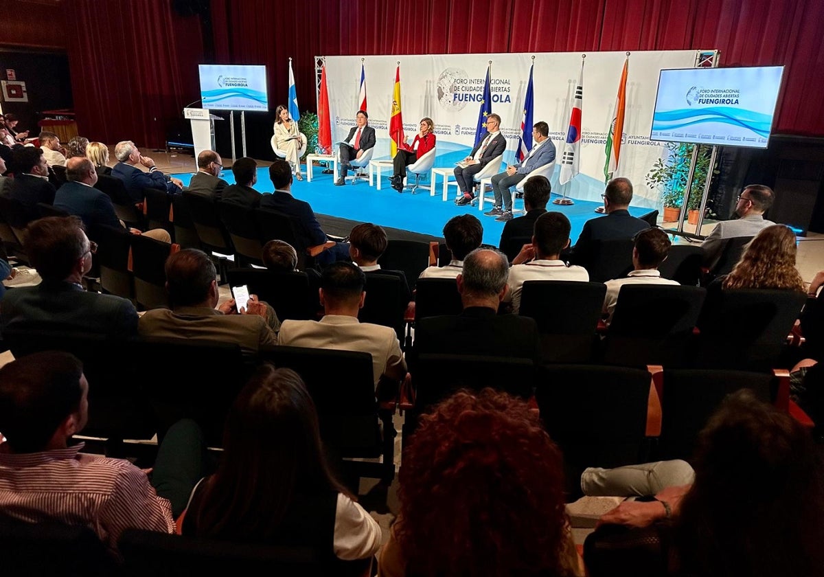 Ponentes en una de las mesas redondas organizadas en el I Foro de Ciudades Abiertas de Fuengirola.