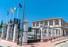 Imagen de la Jefatura de la Policía Local de Nerja en la céntrica avenida de Pescia.